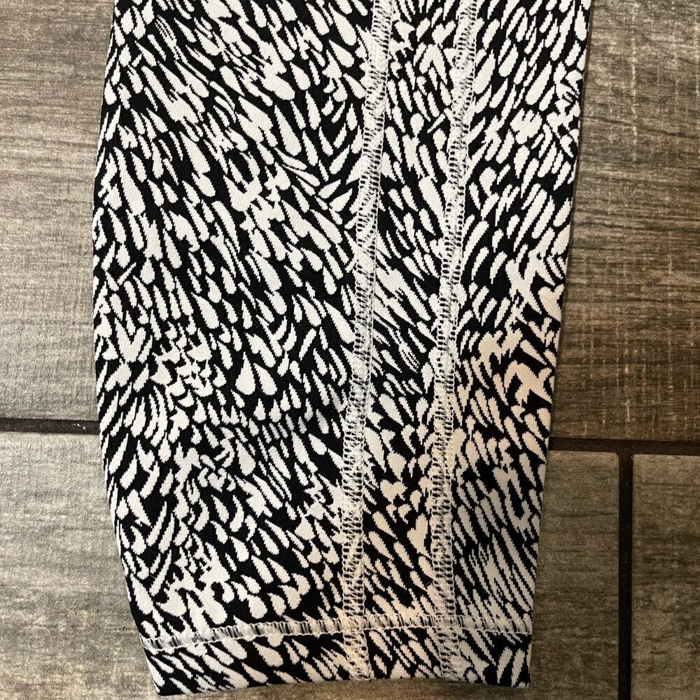 NWOT Athleta Ultimate Stash Textured Tight - Picture 4 of 10